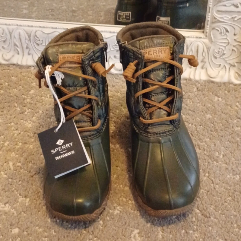 New Sperry Saltwater Shiny Quilted Duck  Boot
